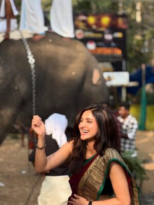 Ayesha Zeenath Instagram - POOORAM 💃🏻🤟🏻

:
:
: wearing @kaithari_studio ❤️
#trissur #pooram #fun #native