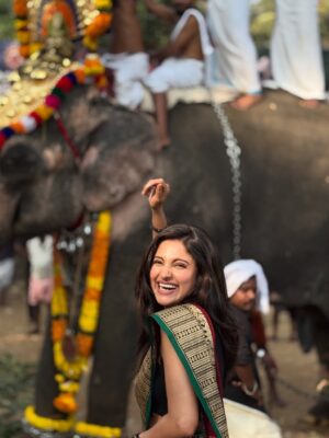 Ayesha Zeenath Instagram - POOORAM 💃🏻🤟🏻

:
:
: wearing @kaithari_studio ❤️
#trissur #pooram #fun #native