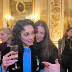 Barbara Pravi Instagram - CHEVALIÈRE 🥇🖤!!!!! Quel honneur 
Merci !!! 
Ma mère m’a dit « ton premier diplôme depuis le bac ! » 
Et quel diplôme 

Ps: slide slide slide pour entendre mon discours et ma candidature à la mairie de Paris 

Hair and make up : @ludivinemaquille 
Habillée par @giorgioarmani 
Chaussures : @christianlouboutin
Photos @thibault_manuel