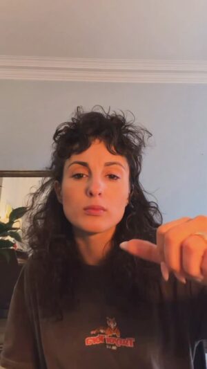 Barbara Pravi Instagram - Lève toi foule
Ne regarde pas le monde qui s’écroule
Sans rien faire en pensant qu’à ta gueule
Sans bouger sans t’armer de conscience
ne laisse pas s’installer la violence
Le rejet de l’autre et l’ignorance
Que nos voix ensemble se soulèvent
Et nos mains unies enfin nous relèvent
Enfin nous relèvent
Sisters and brother from Iran, my heart belongs to you.
You are the flamme, you are hope, courage and bravoury.
When you fight for your rights and freedom, you fight for every single people in the world, every woman, every lost causes.
Thank you, from all my heart. Every part of me is with you,
You are the revolution and you are making history
Today and forever, ill be proud to be one of yours by my roots
And I mesure the chance I have to make the work I love in a place where I am free.
It makes me servant of your voice.
My voice is yours
🖤
#digitalblackoutiran