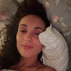 Barbara Pravi Instagram - 2025 en bombe émotionnelle. Chaque année je me dis qu’il ne peux rien arriver de meilleur ou de pire, c’est ça qui est joli. Chaque année le meilleur embrasse le pire et le pire câline le meilleur. Ça me fait me sentir très vivante 
Lets go 2026, je suis prête pour toutes les montagnes j’ai des chaussures de rando ⛰️
Bonne année mes douceurs, brûlez les trucs nazes, chérissez les lumières