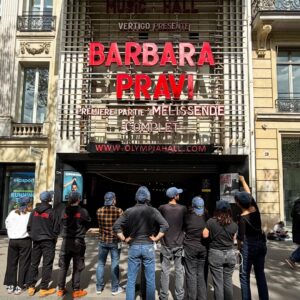 Barbara Pravi Instagram - 2025 en bombe émotionnelle. Chaque année je me dis qu’il ne peux rien arriver de meilleur ou de pire, c’est ça qui est joli. Chaque année le meilleur embrasse le pire et le pire câline le meilleur. Ça me fait me sentir très vivante 
Lets go 2026, je suis prête pour toutes les montagnes j’ai des chaussures de rando ⛰️
Bonne année mes douceurs, brûlez les trucs nazes, chérissez les lumières