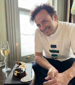 Begüm Kütük Instagram - Sürpriz planım tuttu! 🙈🥳 Aşkımın doğum gününü kutladık, iyi ki varsın, iyi ki benimlesin 💕 @erdil