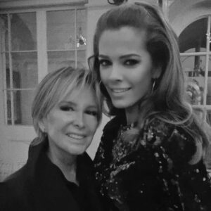 Begüm Kütük Instagram - Bugün içim çok buruk… Filiz Akın’ı kaybettik. Benim için sadece büyük bir sanatçı değil, aynı zamanda ilham aldığım, zarafetine hayran olduğum idolümdü. Onunla tanışmak, sohbet etmek, aynı karede yer almak benim için tarifsiz bir mutluluktu. Gülüşü, nezaketi, duruşu… Hepsi bambaşkaydı. Çok ama çok üzgünüm. Allah rahmet eylesin. Mekanı cennet olsun. Tüm sevenlerine sabırlar dilerim 🖤

#FilizAkın #HepKalbimde