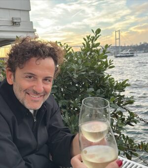 Begüm Kütük Instagram - Sürpriz planım tuttu! 🙈🥳 Aşkımın doğum gününü kutladık, iyi ki varsın, iyi ki benimlesin 💕 @erdil