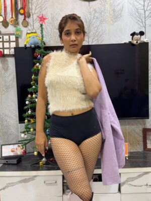 Bhavika Katariya Instagram - Follow follow🥵

#boldwillhold #winteroutfit #outfitinspiration #styleinspo #winterwear
