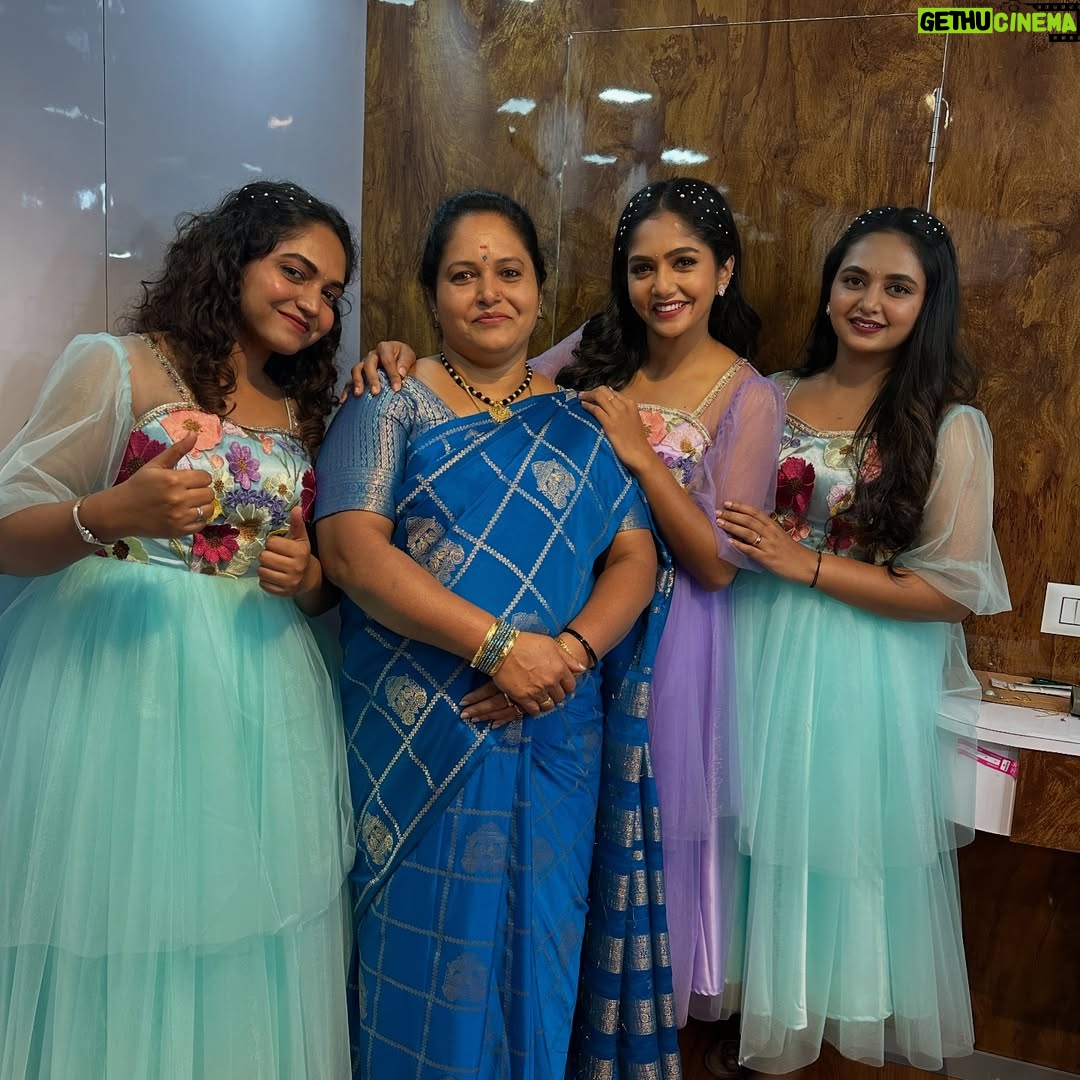 Bhavya Gowda - 111K Likes - ♥️

@divyagowda670 @varshiniiiiiv._ 

#bg #bhavya #bhavyagowda #sistergols😙👭❤️ #sisters