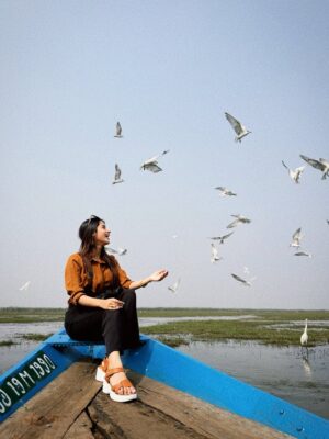 Bhoomika Dash Instagram - Lost in a surreal escape at Odisha’s hidden gem — Mangalajodi Bird Sanctuary 🕊️✨

A paradise where nature whispers and wings paint the sky… home to 200–230  bird species, with 150  migratory visitors and 40  resident beauties calling it home.
Grateful for this magical time amid wetlands, silence, and endless flights of wonder 🌿💙 Must visit place 😍