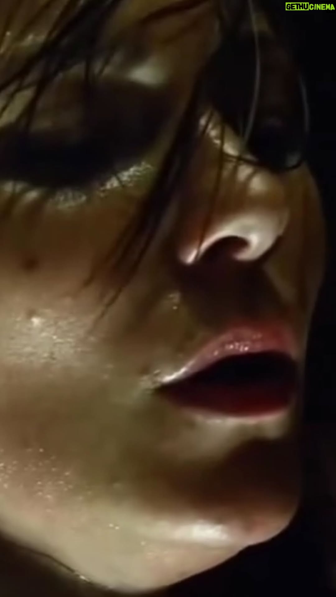 Briana Evigan - 1.5K Likes - Filme: Nas Garras do Tigre | Disponível na Prime Vídeo

Sinopse: Kelly sente que sua vida está se desmanchando; a morte de sua mãe a deixou como guardiã de Tom, seu irmão autista de 12 anos de idade e acaba de descobrir que seu padrasto furtou dinheiro reservado para seu colégio e comprou um tigre para o seu parque safari; para piorar, um furacão está indo na direção da sua casa; mas Kelly tem algo mais a temer que os ventos de 120 quilômetros por hora do furacão o tigre selvagem, de alguma forma caiu dentro de sua casa.

#filmeseseries #melhoresfilmesaqui #melhorcena #serie #filme filmeseseries nasgarrasdotigre reidosfilmes👑 @primevideobr @brianaevigan