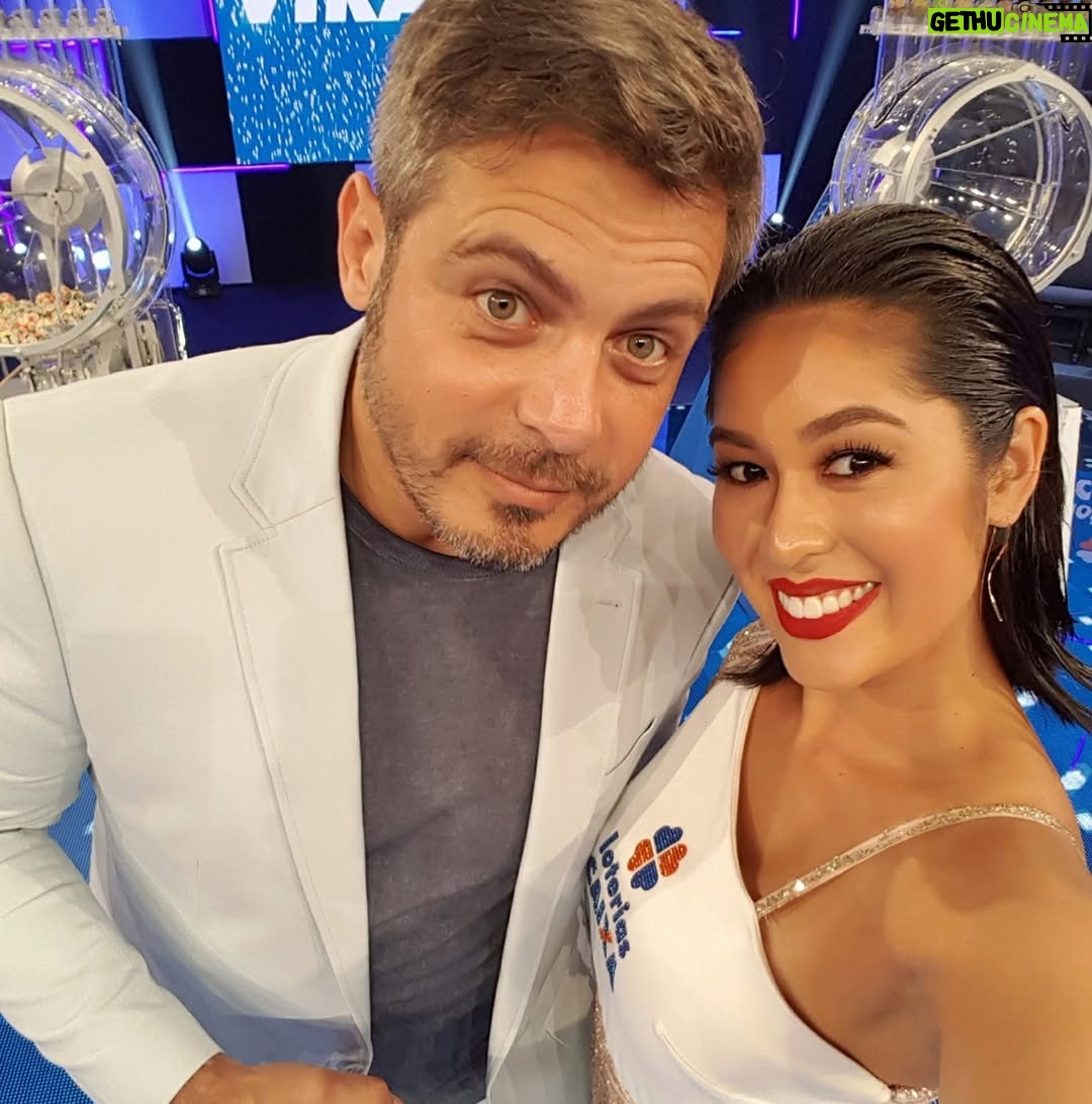 Bruna Aiiso - 7.5K Likes - Durante dez anos eu fui a “Garota da Sorte”, assistente de palco das loterias da Caixa Econômica Federal. Estive ao lado de César Filho, Nadja Haddad e Luigi Baricelli. Fiz os sorteios regulares acumulados em todo o Brasil e também os mais emblemáticos, os da virada de ano.
Por isso, durante uma década, eu nunca fiz grandes planos para o réveillon.
O trabalho era ao vivo e na noite do dia 31.12. 
Depois do sorteio, ainda tinha a segunda entrada para anunciar quantos ganhadores houve e de quais cidades.
Era muita responsabilidade e um treinamento super complexo. 
Era um trabalho que eu amava fazer.
Mas no décimo ano, algo em mim já tinha mudado.
Eu já era atriz e formada há 10 anos na época (2016).
Já era apresentadora e já trabalhava como mestre de cerimônias em eventos corporativos.
E eu queria crescer dentro daquilo que eu sabia fazer, dentro do meu potencial, dentro da TV. 
Pedi então para ser stand-in do apresentador.
O não veio rápido e educado.
Não era possível.
Precisaria ser um homem, como sempre foi.
E ali aconteceu uma coisa curiosa.
Eu não me senti derrotada.
Eu entendi.
Aquele foi um dos melhores nãos que eu já recebi.
Porque ele deixou claro que, se eu quisesse mais, eu precisaria sair daquele lugar.
Não por falta de reconhecimento, tanto que recebi uma homenagem linda da Caixa, tive minha foto publicada no livro comemorativo de 100 anos, me despedi com afeto e respeito, mas porque eu já tinha crescido para além daquela função.
Um não, às vezes, não é uma rejeição.
É um empurrão silencioso para fora da zona de conforto.
É a vida dizendo, com todas as letras, que você está pronta para o próximo passo, mesmo que ainda tenha medo de dá-lo.
Menos de um ano depois, eu passei no teste para fazer minha primeira novela.
Nada disso foi mágica.
Foi decisão.
Foi acreditar antes.
Porque existe uma verdade que a gente custa a aceitar: se a gente não compra a nossa própria ideia, ninguém compra.
Receber um não pode doer, mas também pode libertar.
Ele pode nos colocar diante de uma pergunta necessária:
estou aqui porque é seguro ou porque ainda faz sentido?
Às vezes, o não não fecha portas.
Ele abre a coragem que faltava para atravessar outras.