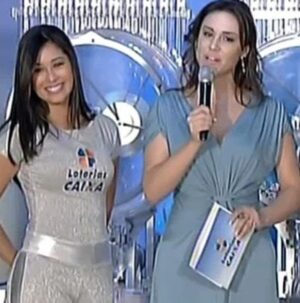 Bruna Aiiso Instagram - Durante dez anos eu fui a “Garota da Sorte”, assistente de palco das loterias da Caixa Econômica Federal. Estive ao lado de César Filho, Nadja Haddad e Luigi Baricelli. Fiz os sorteios regulares acumulados em todo o Brasil e também os mais emblemáticos, os da virada de ano.
Por isso, durante uma década, eu nunca fiz grandes planos para o réveillon.
O trabalho era ao vivo e na noite do dia 31.12. 
Depois do sorteio, ainda tinha a segunda entrada para anunciar quantos ganhadores houve e de quais cidades.
Era muita responsabilidade e um treinamento super complexo. 
Era um trabalho que eu amava fazer.
Mas no décimo ano, algo em mim já tinha mudado.
Eu já era atriz e formada há 10 anos na época (2016).
Já era apresentadora e já trabalhava como mestre de cerimônias em eventos corporativos.
E eu queria crescer dentro daquilo que eu sabia fazer, dentro do meu potencial, dentro da TV. 
Pedi então para ser stand-in do apresentador.
O não veio rápido e educado.
Não era possível.
Precisaria ser um homem, como sempre foi.
E ali aconteceu uma coisa curiosa.
Eu não me senti derrotada.
Eu entendi.
Aquele foi um dos melhores nãos que eu já recebi.
Porque ele deixou claro que, se eu quisesse mais, eu precisaria sair daquele lugar.
Não por falta de reconhecimento, tanto que recebi uma homenagem linda da Caixa, tive minha foto publicada no livro comemorativo de 100 anos, me despedi com afeto e respeito, mas porque eu já tinha crescido para além daquela função.
Um não, às vezes, não é uma rejeição.
É um empurrão silencioso para fora da zona de conforto.
É a vida dizendo, com todas as letras, que você está pronta para o próximo passo, mesmo que ainda tenha medo de dá-lo.
Menos de um ano depois, eu passei no teste para fazer minha primeira novela.
Nada disso foi mágica.
Foi decisão.
Foi acreditar antes.
Porque existe uma verdade que a gente custa a aceitar: se a gente não compra a nossa própria ideia, ninguém compra.
Receber um não pode doer, mas também pode libertar.
Ele pode nos colocar diante de uma pergunta necessária:
estou aqui porque é seguro ou porque ainda faz sentido?
Às vezes, o não não fecha portas.
Ele abre a coragem que faltava para atravessar outras.