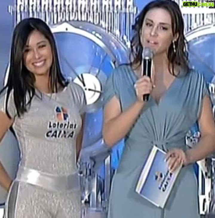 Bruna Aiiso - 7.5K Likes - Durante dez anos eu fui a “Garota da Sorte”, assistente de palco das loterias da Caixa Econômica Federal. Estive ao lado de César Filho, Nadja Haddad e Luigi Baricelli. Fiz os sorteios regulares acumulados em todo o Brasil e também os mais emblemáticos, os da virada de ano.
Por isso, durante uma década, eu nunca fiz grandes planos para o réveillon.
O trabalho era ao vivo e na noite do dia 31.12. 
Depois do sorteio, ainda tinha a segunda entrada para anunciar quantos ganhadores houve e de quais cidades.
Era muita responsabilidade e um treinamento super complexo. 
Era um trabalho que eu amava fazer.
Mas no décimo ano, algo em mim já tinha mudado.
Eu já era atriz e formada há 10 anos na época (2016).
Já era apresentadora e já trabalhava como mestre de cerimônias em eventos corporativos.
E eu queria crescer dentro daquilo que eu sabia fazer, dentro do meu potencial, dentro da TV. 
Pedi então para ser stand-in do apresentador.
O não veio rápido e educado.
Não era possível.
Precisaria ser um homem, como sempre foi.
E ali aconteceu uma coisa curiosa.
Eu não me senti derrotada.
Eu entendi.
Aquele foi um dos melhores nãos que eu já recebi.
Porque ele deixou claro que, se eu quisesse mais, eu precisaria sair daquele lugar.
Não por falta de reconhecimento, tanto que recebi uma homenagem linda da Caixa, tive minha foto publicada no livro comemorativo de 100 anos, me despedi com afeto e respeito, mas porque eu já tinha crescido para além daquela função.
Um não, às vezes, não é uma rejeição.
É um empurrão silencioso para fora da zona de conforto.
É a vida dizendo, com todas as letras, que você está pronta para o próximo passo, mesmo que ainda tenha medo de dá-lo.
Menos de um ano depois, eu passei no teste para fazer minha primeira novela.
Nada disso foi mágica.
Foi decisão.
Foi acreditar antes.
Porque existe uma verdade que a gente custa a aceitar: se a gente não compra a nossa própria ideia, ninguém compra.
Receber um não pode doer, mas também pode libertar.
Ele pode nos colocar diante de uma pergunta necessária:
estou aqui porque é seguro ou porque ainda faz sentido?
Às vezes, o não não fecha portas.
Ele abre a coragem que faltava para atravessar outras.