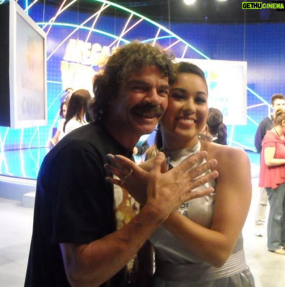 Bruna Aiiso - 7.5K Likes - Durante dez anos eu fui a “Garota da Sorte”, assistente de palco das loterias da Caixa Econômica Federal. Estive ao lado de César Filho, Nadja Haddad e Luigi Baricelli. Fiz os sorteios regulares acumulados em todo o Brasil e também os mais emblemáticos, os da virada de ano.
Por isso, durante uma década, eu nunca fiz grandes planos para o réveillon.
O trabalho era ao vivo e na noite do dia 31.12. 
Depois do sorteio, ainda tinha a segunda entrada para anunciar quantos ganhadores houve e de quais cidades.
Era muita responsabilidade e um treinamento super complexo. 
Era um trabalho que eu amava fazer.
Mas no décimo ano, algo em mim já tinha mudado.
Eu já era atriz e formada há 10 anos na época (2016).
Já era apresentadora e já trabalhava como mestre de cerimônias em eventos corporativos.
E eu queria crescer dentro daquilo que eu sabia fazer, dentro do meu potencial, dentro da TV. 
Pedi então para ser stand-in do apresentador.
O não veio rápido e educado.
Não era possível.
Precisaria ser um homem, como sempre foi.
E ali aconteceu uma coisa curiosa.
Eu não me senti derrotada.
Eu entendi.
Aquele foi um dos melhores nãos que eu já recebi.
Porque ele deixou claro que, se eu quisesse mais, eu precisaria sair daquele lugar.
Não por falta de reconhecimento, tanto que recebi uma homenagem linda da Caixa, tive minha foto publicada no livro comemorativo de 100 anos, me despedi com afeto e respeito, mas porque eu já tinha crescido para além daquela função.
Um não, às vezes, não é uma rejeição.
É um empurrão silencioso para fora da zona de conforto.
É a vida dizendo, com todas as letras, que você está pronta para o próximo passo, mesmo que ainda tenha medo de dá-lo.
Menos de um ano depois, eu passei no teste para fazer minha primeira novela.
Nada disso foi mágica.
Foi decisão.
Foi acreditar antes.
Porque existe uma verdade que a gente custa a aceitar: se a gente não compra a nossa própria ideia, ninguém compra.
Receber um não pode doer, mas também pode libertar.
Ele pode nos colocar diante de uma pergunta necessária:
estou aqui porque é seguro ou porque ainda faz sentido?
Às vezes, o não não fecha portas.
Ele abre a coragem que faltava para atravessar outras.