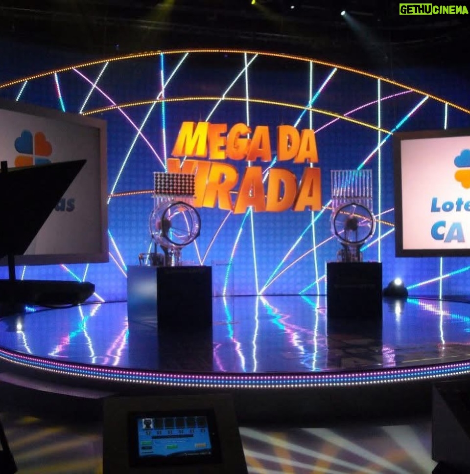 Bruna Aiiso - 7.5K Likes - Durante dez anos eu fui a “Garota da Sorte”, assistente de palco das loterias da Caixa Econômica Federal. Estive ao lado de César Filho, Nadja Haddad e Luigi Baricelli. Fiz os sorteios regulares acumulados em todo o Brasil e também os mais emblemáticos, os da virada de ano.
Por isso, durante uma década, eu nunca fiz grandes planos para o réveillon.
O trabalho era ao vivo e na noite do dia 31.12. 
Depois do sorteio, ainda tinha a segunda entrada para anunciar quantos ganhadores houve e de quais cidades.
Era muita responsabilidade e um treinamento super complexo. 
Era um trabalho que eu amava fazer.
Mas no décimo ano, algo em mim já tinha mudado.
Eu já era atriz e formada há 10 anos na época (2016).
Já era apresentadora e já trabalhava como mestre de cerimônias em eventos corporativos.
E eu queria crescer dentro daquilo que eu sabia fazer, dentro do meu potencial, dentro da TV. 
Pedi então para ser stand-in do apresentador.
O não veio rápido e educado.
Não era possível.
Precisaria ser um homem, como sempre foi.
E ali aconteceu uma coisa curiosa.
Eu não me senti derrotada.
Eu entendi.
Aquele foi um dos melhores nãos que eu já recebi.
Porque ele deixou claro que, se eu quisesse mais, eu precisaria sair daquele lugar.
Não por falta de reconhecimento, tanto que recebi uma homenagem linda da Caixa, tive minha foto publicada no livro comemorativo de 100 anos, me despedi com afeto e respeito, mas porque eu já tinha crescido para além daquela função.
Um não, às vezes, não é uma rejeição.
É um empurrão silencioso para fora da zona de conforto.
É a vida dizendo, com todas as letras, que você está pronta para o próximo passo, mesmo que ainda tenha medo de dá-lo.
Menos de um ano depois, eu passei no teste para fazer minha primeira novela.
Nada disso foi mágica.
Foi decisão.
Foi acreditar antes.
Porque existe uma verdade que a gente custa a aceitar: se a gente não compra a nossa própria ideia, ninguém compra.
Receber um não pode doer, mas também pode libertar.
Ele pode nos colocar diante de uma pergunta necessária:
estou aqui porque é seguro ou porque ainda faz sentido?
Às vezes, o não não fecha portas.
Ele abre a coragem que faltava para atravessar outras.