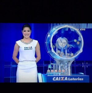 Bruna Aiiso Instagram - Durante dez anos eu fui a “Garota da Sorte”, assistente de palco das loterias da Caixa Econômica Federal. Estive ao lado de César Filho, Nadja Haddad e Luigi Baricelli. Fiz os sorteios regulares acumulados em todo o Brasil e também os mais emblemáticos, os da virada de ano.
Por isso, durante uma década, eu nunca fiz grandes planos para o réveillon.
O trabalho era ao vivo e na noite do dia 31.12. 
Depois do sorteio, ainda tinha a segunda entrada para anunciar quantos ganhadores houve e de quais cidades.
Era muita responsabilidade e um treinamento super complexo. 
Era um trabalho que eu amava fazer.
Mas no décimo ano, algo em mim já tinha mudado.
Eu já era atriz e formada há 10 anos na época (2016).
Já era apresentadora e já trabalhava como mestre de cerimônias em eventos corporativos.
E eu queria crescer dentro daquilo que eu sabia fazer, dentro do meu potencial, dentro da TV. 
Pedi então para ser stand-in do apresentador.
O não veio rápido e educado.
Não era possível.
Precisaria ser um homem, como sempre foi.
E ali aconteceu uma coisa curiosa.
Eu não me senti derrotada.
Eu entendi.
Aquele foi um dos melhores nãos que eu já recebi.
Porque ele deixou claro que, se eu quisesse mais, eu precisaria sair daquele lugar.
Não por falta de reconhecimento, tanto que recebi uma homenagem linda da Caixa, tive minha foto publicada no livro comemorativo de 100 anos, me despedi com afeto e respeito, mas porque eu já tinha crescido para além daquela função.
Um não, às vezes, não é uma rejeição.
É um empurrão silencioso para fora da zona de conforto.
É a vida dizendo, com todas as letras, que você está pronta para o próximo passo, mesmo que ainda tenha medo de dá-lo.
Menos de um ano depois, eu passei no teste para fazer minha primeira novela.
Nada disso foi mágica.
Foi decisão.
Foi acreditar antes.
Porque existe uma verdade que a gente custa a aceitar: se a gente não compra a nossa própria ideia, ninguém compra.
Receber um não pode doer, mas também pode libertar.
Ele pode nos colocar diante de uma pergunta necessária:
estou aqui porque é seguro ou porque ainda faz sentido?
Às vezes, o não não fecha portas.
Ele abre a coragem que faltava para atravessar outras.