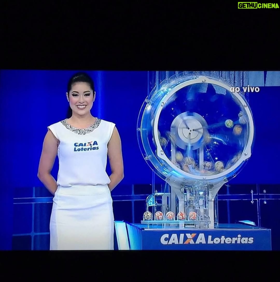 Bruna Aiiso - 7.5K Likes - Durante dez anos eu fui a “Garota da Sorte”, assistente de palco das loterias da Caixa Econômica Federal. Estive ao lado de César Filho, Nadja Haddad e Luigi Baricelli. Fiz os sorteios regulares acumulados em todo o Brasil e também os mais emblemáticos, os da virada de ano.
Por isso, durante uma década, eu nunca fiz grandes planos para o réveillon.
O trabalho era ao vivo e na noite do dia 31.12. 
Depois do sorteio, ainda tinha a segunda entrada para anunciar quantos ganhadores houve e de quais cidades.
Era muita responsabilidade e um treinamento super complexo. 
Era um trabalho que eu amava fazer.
Mas no décimo ano, algo em mim já tinha mudado.
Eu já era atriz e formada há 10 anos na época (2016).
Já era apresentadora e já trabalhava como mestre de cerimônias em eventos corporativos.
E eu queria crescer dentro daquilo que eu sabia fazer, dentro do meu potencial, dentro da TV. 
Pedi então para ser stand-in do apresentador.
O não veio rápido e educado.
Não era possível.
Precisaria ser um homem, como sempre foi.
E ali aconteceu uma coisa curiosa.
Eu não me senti derrotada.
Eu entendi.
Aquele foi um dos melhores nãos que eu já recebi.
Porque ele deixou claro que, se eu quisesse mais, eu precisaria sair daquele lugar.
Não por falta de reconhecimento, tanto que recebi uma homenagem linda da Caixa, tive minha foto publicada no livro comemorativo de 100 anos, me despedi com afeto e respeito, mas porque eu já tinha crescido para além daquela função.
Um não, às vezes, não é uma rejeição.
É um empurrão silencioso para fora da zona de conforto.
É a vida dizendo, com todas as letras, que você está pronta para o próximo passo, mesmo que ainda tenha medo de dá-lo.
Menos de um ano depois, eu passei no teste para fazer minha primeira novela.
Nada disso foi mágica.
Foi decisão.
Foi acreditar antes.
Porque existe uma verdade que a gente custa a aceitar: se a gente não compra a nossa própria ideia, ninguém compra.
Receber um não pode doer, mas também pode libertar.
Ele pode nos colocar diante de uma pergunta necessária:
estou aqui porque é seguro ou porque ainda faz sentido?
Às vezes, o não não fecha portas.
Ele abre a coragem que faltava para atravessar outras.