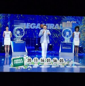 Bruna Aiiso Instagram - Durante dez anos eu fui a “Garota da Sorte”, assistente de palco das loterias da Caixa Econômica Federal. Estive ao lado de César Filho, Nadja Haddad e Luigi Baricelli. Fiz os sorteios regulares acumulados em todo o Brasil e também os mais emblemáticos, os da virada de ano.
Por isso, durante uma década, eu nunca fiz grandes planos para o réveillon.
O trabalho era ao vivo e na noite do dia 31.12. 
Depois do sorteio, ainda tinha a segunda entrada para anunciar quantos ganhadores houve e de quais cidades.
Era muita responsabilidade e um treinamento super complexo. 
Era um trabalho que eu amava fazer.
Mas no décimo ano, algo em mim já tinha mudado.
Eu já era atriz e formada há 10 anos na época (2016).
Já era apresentadora e já trabalhava como mestre de cerimônias em eventos corporativos.
E eu queria crescer dentro daquilo que eu sabia fazer, dentro do meu potencial, dentro da TV. 
Pedi então para ser stand-in do apresentador.
O não veio rápido e educado.
Não era possível.
Precisaria ser um homem, como sempre foi.
E ali aconteceu uma coisa curiosa.
Eu não me senti derrotada.
Eu entendi.
Aquele foi um dos melhores nãos que eu já recebi.
Porque ele deixou claro que, se eu quisesse mais, eu precisaria sair daquele lugar.
Não por falta de reconhecimento, tanto que recebi uma homenagem linda da Caixa, tive minha foto publicada no livro comemorativo de 100 anos, me despedi com afeto e respeito, mas porque eu já tinha crescido para além daquela função.
Um não, às vezes, não é uma rejeição.
É um empurrão silencioso para fora da zona de conforto.
É a vida dizendo, com todas as letras, que você está pronta para o próximo passo, mesmo que ainda tenha medo de dá-lo.
Menos de um ano depois, eu passei no teste para fazer minha primeira novela.
Nada disso foi mágica.
Foi decisão.
Foi acreditar antes.
Porque existe uma verdade que a gente custa a aceitar: se a gente não compra a nossa própria ideia, ninguém compra.
Receber um não pode doer, mas também pode libertar.
Ele pode nos colocar diante de uma pergunta necessária:
estou aqui porque é seguro ou porque ainda faz sentido?
Às vezes, o não não fecha portas.
Ele abre a coragem que faltava para atravessar outras.