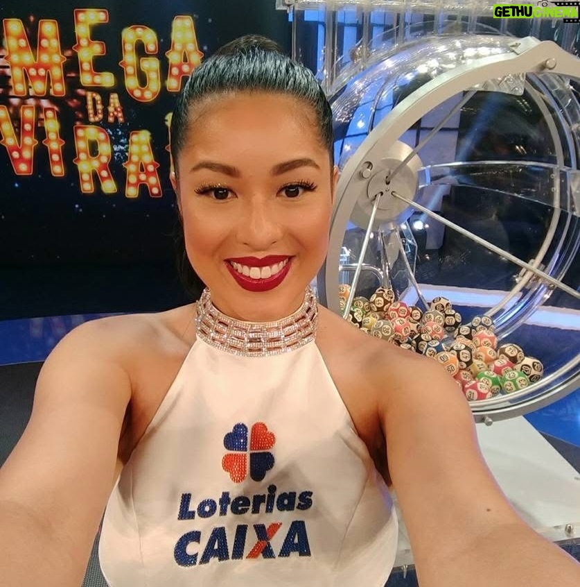 Bruna Aiiso - 7.5K Likes - Durante dez anos eu fui a “Garota da Sorte”, assistente de palco das loterias da Caixa Econômica Federal. Estive ao lado de César Filho, Nadja Haddad e Luigi Baricelli. Fiz os sorteios regulares acumulados em todo o Brasil e também os mais emblemáticos, os da virada de ano.
Por isso, durante uma década, eu nunca fiz grandes planos para o réveillon.
O trabalho era ao vivo e na noite do dia 31.12. 
Depois do sorteio, ainda tinha a segunda entrada para anunciar quantos ganhadores houve e de quais cidades.
Era muita responsabilidade e um treinamento super complexo. 
Era um trabalho que eu amava fazer.
Mas no décimo ano, algo em mim já tinha mudado.
Eu já era atriz e formada há 10 anos na época (2016).
Já era apresentadora e já trabalhava como mestre de cerimônias em eventos corporativos.
E eu queria crescer dentro daquilo que eu sabia fazer, dentro do meu potencial, dentro da TV. 
Pedi então para ser stand-in do apresentador.
O não veio rápido e educado.
Não era possível.
Precisaria ser um homem, como sempre foi.
E ali aconteceu uma coisa curiosa.
Eu não me senti derrotada.
Eu entendi.
Aquele foi um dos melhores nãos que eu já recebi.
Porque ele deixou claro que, se eu quisesse mais, eu precisaria sair daquele lugar.
Não por falta de reconhecimento, tanto que recebi uma homenagem linda da Caixa, tive minha foto publicada no livro comemorativo de 100 anos, me despedi com afeto e respeito, mas porque eu já tinha crescido para além daquela função.
Um não, às vezes, não é uma rejeição.
É um empurrão silencioso para fora da zona de conforto.
É a vida dizendo, com todas as letras, que você está pronta para o próximo passo, mesmo que ainda tenha medo de dá-lo.
Menos de um ano depois, eu passei no teste para fazer minha primeira novela.
Nada disso foi mágica.
Foi decisão.
Foi acreditar antes.
Porque existe uma verdade que a gente custa a aceitar: se a gente não compra a nossa própria ideia, ninguém compra.
Receber um não pode doer, mas também pode libertar.
Ele pode nos colocar diante de uma pergunta necessária:
estou aqui porque é seguro ou porque ainda faz sentido?
Às vezes, o não não fecha portas.
Ele abre a coragem que faltava para atravessar outras.