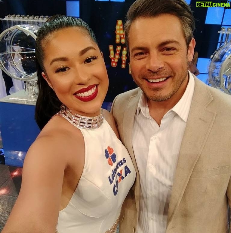 Bruna Aiiso - 7.5K Likes - Durante dez anos eu fui a “Garota da Sorte”, assistente de palco das loterias da Caixa Econômica Federal. Estive ao lado de César Filho, Nadja Haddad e Luigi Baricelli. Fiz os sorteios regulares acumulados em todo o Brasil e também os mais emblemáticos, os da virada de ano.
Por isso, durante uma década, eu nunca fiz grandes planos para o réveillon.
O trabalho era ao vivo e na noite do dia 31.12. 
Depois do sorteio, ainda tinha a segunda entrada para anunciar quantos ganhadores houve e de quais cidades.
Era muita responsabilidade e um treinamento super complexo. 
Era um trabalho que eu amava fazer.
Mas no décimo ano, algo em mim já tinha mudado.
Eu já era atriz e formada há 10 anos na época (2016).
Já era apresentadora e já trabalhava como mestre de cerimônias em eventos corporativos.
E eu queria crescer dentro daquilo que eu sabia fazer, dentro do meu potencial, dentro da TV. 
Pedi então para ser stand-in do apresentador.
O não veio rápido e educado.
Não era possível.
Precisaria ser um homem, como sempre foi.
E ali aconteceu uma coisa curiosa.
Eu não me senti derrotada.
Eu entendi.
Aquele foi um dos melhores nãos que eu já recebi.
Porque ele deixou claro que, se eu quisesse mais, eu precisaria sair daquele lugar.
Não por falta de reconhecimento, tanto que recebi uma homenagem linda da Caixa, tive minha foto publicada no livro comemorativo de 100 anos, me despedi com afeto e respeito, mas porque eu já tinha crescido para além daquela função.
Um não, às vezes, não é uma rejeição.
É um empurrão silencioso para fora da zona de conforto.
É a vida dizendo, com todas as letras, que você está pronta para o próximo passo, mesmo que ainda tenha medo de dá-lo.
Menos de um ano depois, eu passei no teste para fazer minha primeira novela.
Nada disso foi mágica.
Foi decisão.
Foi acreditar antes.
Porque existe uma verdade que a gente custa a aceitar: se a gente não compra a nossa própria ideia, ninguém compra.
Receber um não pode doer, mas também pode libertar.
Ele pode nos colocar diante de uma pergunta necessária:
estou aqui porque é seguro ou porque ainda faz sentido?
Às vezes, o não não fecha portas.
Ele abre a coragem que faltava para atravessar outras.