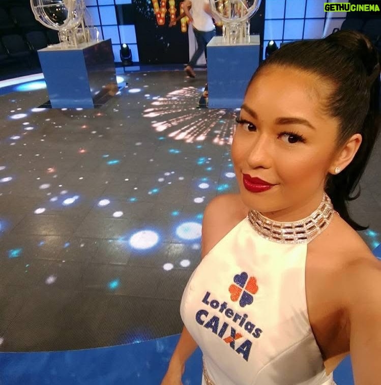 Bruna Aiiso - 7.5K Likes - Durante dez anos eu fui a “Garota da Sorte”, assistente de palco das loterias da Caixa Econômica Federal. Estive ao lado de César Filho, Nadja Haddad e Luigi Baricelli. Fiz os sorteios regulares acumulados em todo o Brasil e também os mais emblemáticos, os da virada de ano.
Por isso, durante uma década, eu nunca fiz grandes planos para o réveillon.
O trabalho era ao vivo e na noite do dia 31.12. 
Depois do sorteio, ainda tinha a segunda entrada para anunciar quantos ganhadores houve e de quais cidades.
Era muita responsabilidade e um treinamento super complexo. 
Era um trabalho que eu amava fazer.
Mas no décimo ano, algo em mim já tinha mudado.
Eu já era atriz e formada há 10 anos na época (2016).
Já era apresentadora e já trabalhava como mestre de cerimônias em eventos corporativos.
E eu queria crescer dentro daquilo que eu sabia fazer, dentro do meu potencial, dentro da TV. 
Pedi então para ser stand-in do apresentador.
O não veio rápido e educado.
Não era possível.
Precisaria ser um homem, como sempre foi.
E ali aconteceu uma coisa curiosa.
Eu não me senti derrotada.
Eu entendi.
Aquele foi um dos melhores nãos que eu já recebi.
Porque ele deixou claro que, se eu quisesse mais, eu precisaria sair daquele lugar.
Não por falta de reconhecimento, tanto que recebi uma homenagem linda da Caixa, tive minha foto publicada no livro comemorativo de 100 anos, me despedi com afeto e respeito, mas porque eu já tinha crescido para além daquela função.
Um não, às vezes, não é uma rejeição.
É um empurrão silencioso para fora da zona de conforto.
É a vida dizendo, com todas as letras, que você está pronta para o próximo passo, mesmo que ainda tenha medo de dá-lo.
Menos de um ano depois, eu passei no teste para fazer minha primeira novela.
Nada disso foi mágica.
Foi decisão.
Foi acreditar antes.
Porque existe uma verdade que a gente custa a aceitar: se a gente não compra a nossa própria ideia, ninguém compra.
Receber um não pode doer, mas também pode libertar.
Ele pode nos colocar diante de uma pergunta necessária:
estou aqui porque é seguro ou porque ainda faz sentido?
Às vezes, o não não fecha portas.
Ele abre a coragem que faltava para atravessar outras.