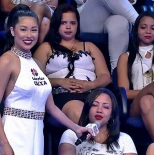 Bruna Aiiso Instagram - Durante dez anos eu fui a “Garota da Sorte”, assistente de palco das loterias da Caixa Econômica Federal. Estive ao lado de César Filho, Nadja Haddad e Luigi Baricelli. Fiz os sorteios regulares acumulados em todo o Brasil e também os mais emblemáticos, os da virada de ano.
Por isso, durante uma década, eu nunca fiz grandes planos para o réveillon.
O trabalho era ao vivo e na noite do dia 31.12. 
Depois do sorteio, ainda tinha a segunda entrada para anunciar quantos ganhadores houve e de quais cidades.
Era muita responsabilidade e um treinamento super complexo. 
Era um trabalho que eu amava fazer.
Mas no décimo ano, algo em mim já tinha mudado.
Eu já era atriz e formada há 10 anos na época (2016).
Já era apresentadora e já trabalhava como mestre de cerimônias em eventos corporativos.
E eu queria crescer dentro daquilo que eu sabia fazer, dentro do meu potencial, dentro da TV. 
Pedi então para ser stand-in do apresentador.
O não veio rápido e educado.
Não era possível.
Precisaria ser um homem, como sempre foi.
E ali aconteceu uma coisa curiosa.
Eu não me senti derrotada.
Eu entendi.
Aquele foi um dos melhores nãos que eu já recebi.
Porque ele deixou claro que, se eu quisesse mais, eu precisaria sair daquele lugar.
Não por falta de reconhecimento, tanto que recebi uma homenagem linda da Caixa, tive minha foto publicada no livro comemorativo de 100 anos, me despedi com afeto e respeito, mas porque eu já tinha crescido para além daquela função.
Um não, às vezes, não é uma rejeição.
É um empurrão silencioso para fora da zona de conforto.
É a vida dizendo, com todas as letras, que você está pronta para o próximo passo, mesmo que ainda tenha medo de dá-lo.
Menos de um ano depois, eu passei no teste para fazer minha primeira novela.
Nada disso foi mágica.
Foi decisão.
Foi acreditar antes.
Porque existe uma verdade que a gente custa a aceitar: se a gente não compra a nossa própria ideia, ninguém compra.
Receber um não pode doer, mas também pode libertar.
Ele pode nos colocar diante de uma pergunta necessária:
estou aqui porque é seguro ou porque ainda faz sentido?
Às vezes, o não não fecha portas.
Ele abre a coragem que faltava para atravessar outras.