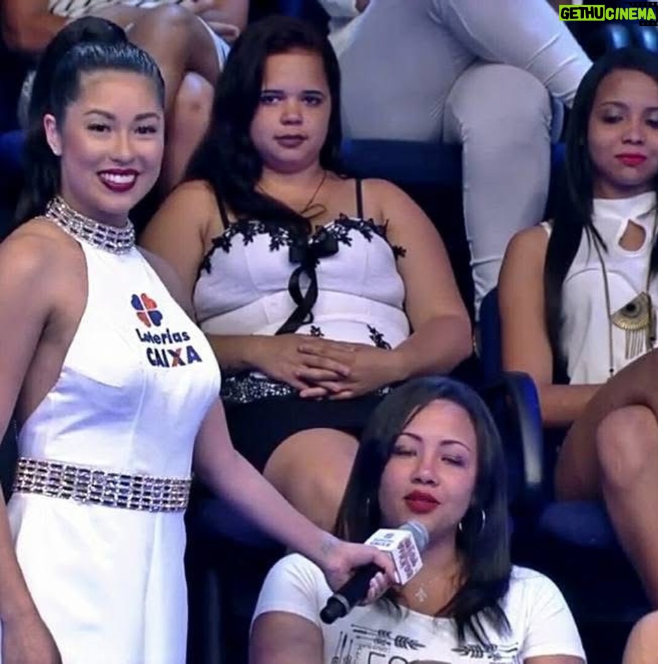 Bruna Aiiso - 7.5K Likes - Durante dez anos eu fui a “Garota da Sorte”, assistente de palco das loterias da Caixa Econômica Federal. Estive ao lado de César Filho, Nadja Haddad e Luigi Baricelli. Fiz os sorteios regulares acumulados em todo o Brasil e também os mais emblemáticos, os da virada de ano.
Por isso, durante uma década, eu nunca fiz grandes planos para o réveillon.
O trabalho era ao vivo e na noite do dia 31.12. 
Depois do sorteio, ainda tinha a segunda entrada para anunciar quantos ganhadores houve e de quais cidades.
Era muita responsabilidade e um treinamento super complexo. 
Era um trabalho que eu amava fazer.
Mas no décimo ano, algo em mim já tinha mudado.
Eu já era atriz e formada há 10 anos na época (2016).
Já era apresentadora e já trabalhava como mestre de cerimônias em eventos corporativos.
E eu queria crescer dentro daquilo que eu sabia fazer, dentro do meu potencial, dentro da TV. 
Pedi então para ser stand-in do apresentador.
O não veio rápido e educado.
Não era possível.
Precisaria ser um homem, como sempre foi.
E ali aconteceu uma coisa curiosa.
Eu não me senti derrotada.
Eu entendi.
Aquele foi um dos melhores nãos que eu já recebi.
Porque ele deixou claro que, se eu quisesse mais, eu precisaria sair daquele lugar.
Não por falta de reconhecimento, tanto que recebi uma homenagem linda da Caixa, tive minha foto publicada no livro comemorativo de 100 anos, me despedi com afeto e respeito, mas porque eu já tinha crescido para além daquela função.
Um não, às vezes, não é uma rejeição.
É um empurrão silencioso para fora da zona de conforto.
É a vida dizendo, com todas as letras, que você está pronta para o próximo passo, mesmo que ainda tenha medo de dá-lo.
Menos de um ano depois, eu passei no teste para fazer minha primeira novela.
Nada disso foi mágica.
Foi decisão.
Foi acreditar antes.
Porque existe uma verdade que a gente custa a aceitar: se a gente não compra a nossa própria ideia, ninguém compra.
Receber um não pode doer, mas também pode libertar.
Ele pode nos colocar diante de uma pergunta necessária:
estou aqui porque é seguro ou porque ainda faz sentido?
Às vezes, o não não fecha portas.
Ele abre a coragem que faltava para atravessar outras.