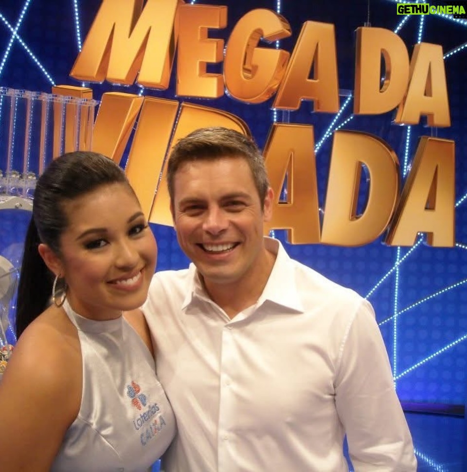 Bruna Aiiso - 7.5K Likes - Durante dez anos eu fui a “Garota da Sorte”, assistente de palco das loterias da Caixa Econômica Federal. Estive ao lado de César Filho, Nadja Haddad e Luigi Baricelli. Fiz os sorteios regulares acumulados em todo o Brasil e também os mais emblemáticos, os da virada de ano.
Por isso, durante uma década, eu nunca fiz grandes planos para o réveillon.
O trabalho era ao vivo e na noite do dia 31.12. 
Depois do sorteio, ainda tinha a segunda entrada para anunciar quantos ganhadores houve e de quais cidades.
Era muita responsabilidade e um treinamento super complexo. 
Era um trabalho que eu amava fazer.
Mas no décimo ano, algo em mim já tinha mudado.
Eu já era atriz e formada há 10 anos na época (2016).
Já era apresentadora e já trabalhava como mestre de cerimônias em eventos corporativos.
E eu queria crescer dentro daquilo que eu sabia fazer, dentro do meu potencial, dentro da TV. 
Pedi então para ser stand-in do apresentador.
O não veio rápido e educado.
Não era possível.
Precisaria ser um homem, como sempre foi.
E ali aconteceu uma coisa curiosa.
Eu não me senti derrotada.
Eu entendi.
Aquele foi um dos melhores nãos que eu já recebi.
Porque ele deixou claro que, se eu quisesse mais, eu precisaria sair daquele lugar.
Não por falta de reconhecimento, tanto que recebi uma homenagem linda da Caixa, tive minha foto publicada no livro comemorativo de 100 anos, me despedi com afeto e respeito, mas porque eu já tinha crescido para além daquela função.
Um não, às vezes, não é uma rejeição.
É um empurrão silencioso para fora da zona de conforto.
É a vida dizendo, com todas as letras, que você está pronta para o próximo passo, mesmo que ainda tenha medo de dá-lo.
Menos de um ano depois, eu passei no teste para fazer minha primeira novela.
Nada disso foi mágica.
Foi decisão.
Foi acreditar antes.
Porque existe uma verdade que a gente custa a aceitar: se a gente não compra a nossa própria ideia, ninguém compra.
Receber um não pode doer, mas também pode libertar.
Ele pode nos colocar diante de uma pergunta necessária:
estou aqui porque é seguro ou porque ainda faz sentido?
Às vezes, o não não fecha portas.
Ele abre a coragem que faltava para atravessar outras.