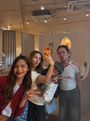 Carissa Springett Instagram - เป็นวันที่เรื่องราวเยอะมาก งงมากปล่อยใจมาก

 9:00-01:00  ในหนึ่งวัน 

(สิ่งที่อยู่ในแพลน) 
11:00 เช้าถ่ายรายการสด @workpoint 
13:00 ไปเลี้ยงพี่โซลพี่โมเน่ ใจฟูสุด @may.primaya 

แวะโครงการ @theglassmarketbangna 
(ในหัวคือแวะแปปนึง แต่สรุป😂) 
15:00 ทำเล็บ @barenailspa 
16:00 นวดผ่อนคลายที่ @naturethaimassage.th 
17:00 กินอาหารทะเล @talayjai.bkk @talayjai.dining 

21:00 ปิดท้ายบ้านเจ้เอแคล ประชุมทริปฮ่องกง  @juepakofficial @maxkymaxky