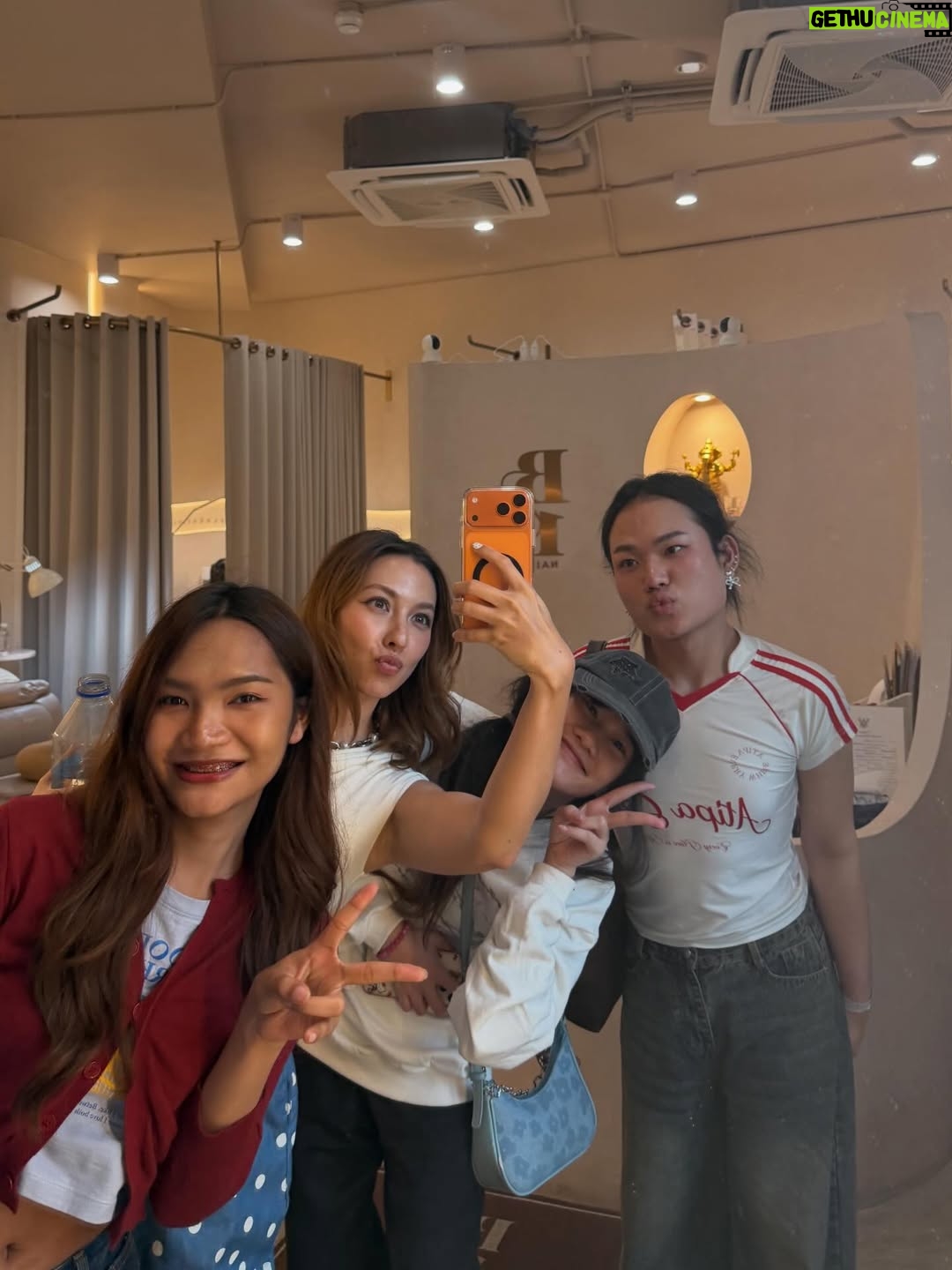 Carissa Springett - 68.7K Likes - เป็นวันที่เรื่องราวเยอะมาก งงมากปล่อยใจมาก

 9:00-01:00  ในหนึ่งวัน 

(สิ่งที่อยู่ในแพลน) 
11:00 เช้าถ่ายรายการสด @workpoint 
13:00 ไปเลี้ยงพี่โซลพี่โมเน่ ใจฟูสุด @may.primaya 

แวะโครงการ @theglassmarketbangna 
(ในหัวคือแวะแปปนึง แต่สรุป😂) 
15:00 ทำเล็บ @barenailspa 
16:00 นวดผ่อนคลายที่ @naturethaimassage.th 
17:00 กินอาหารทะเล @talayjai.bkk @talayjai.dining 

21:00 ปิดท้ายบ้านเจ้เอแคล ประชุมทริปฮ่องกง  @juepakofficial @maxkymaxky