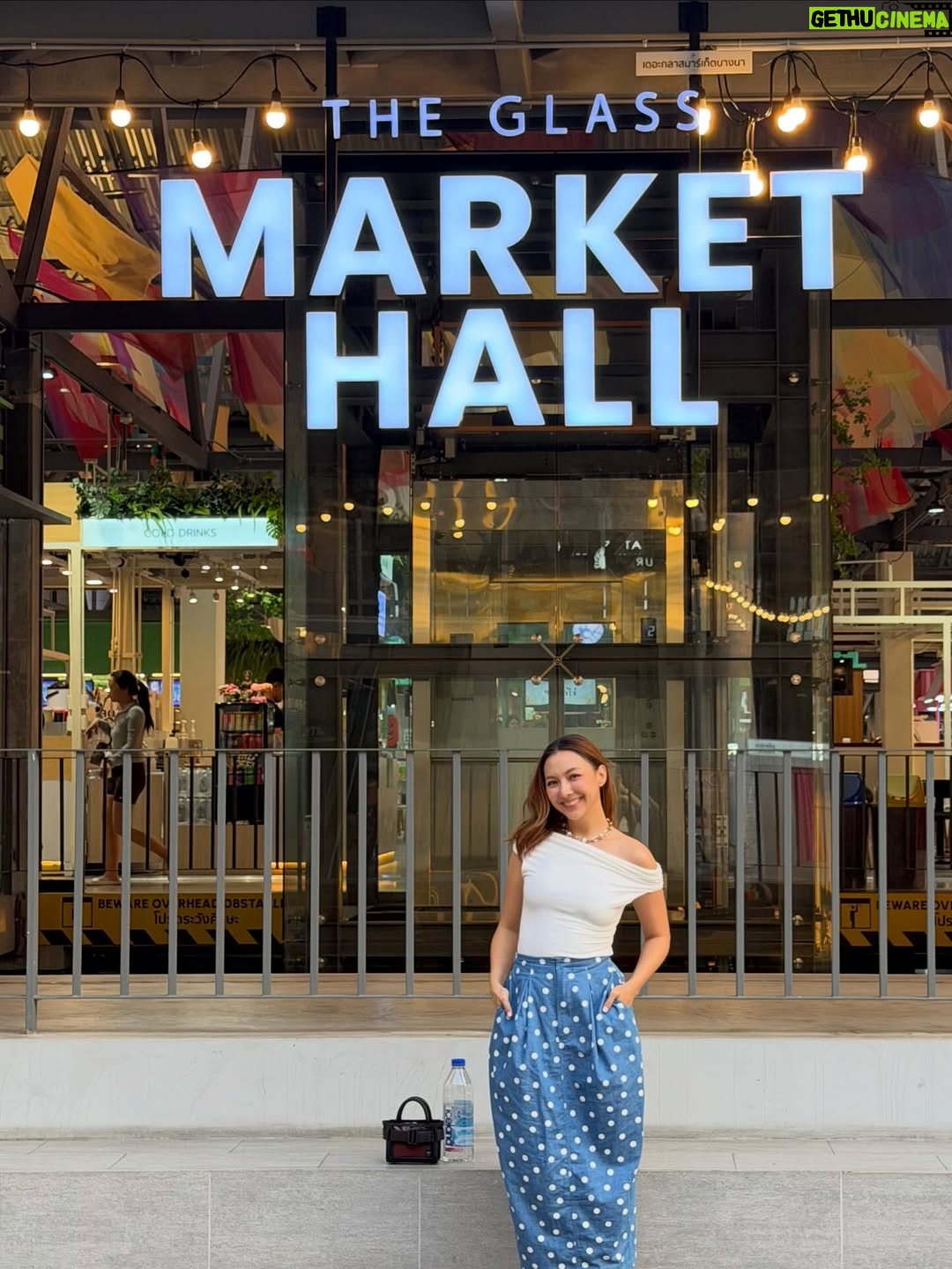 Carissa Springett - 68.7K Likes - เป็นวันที่เรื่องราวเยอะมาก งงมากปล่อยใจมาก

 9:00-01:00  ในหนึ่งวัน 

(สิ่งที่อยู่ในแพลน) 
11:00 เช้าถ่ายรายการสด @workpoint 
13:00 ไปเลี้ยงพี่โซลพี่โมเน่ ใจฟูสุด @may.primaya 

แวะโครงการ @theglassmarketbangna 
(ในหัวคือแวะแปปนึง แต่สรุป😂) 
15:00 ทำเล็บ @barenailspa 
16:00 นวดผ่อนคลายที่ @naturethaimassage.th 
17:00 กินอาหารทะเล @talayjai.bkk @talayjai.dining 

21:00 ปิดท้ายบ้านเจ้เอแคล ประชุมทริปฮ่องกง  @juepakofficial @maxkymaxky