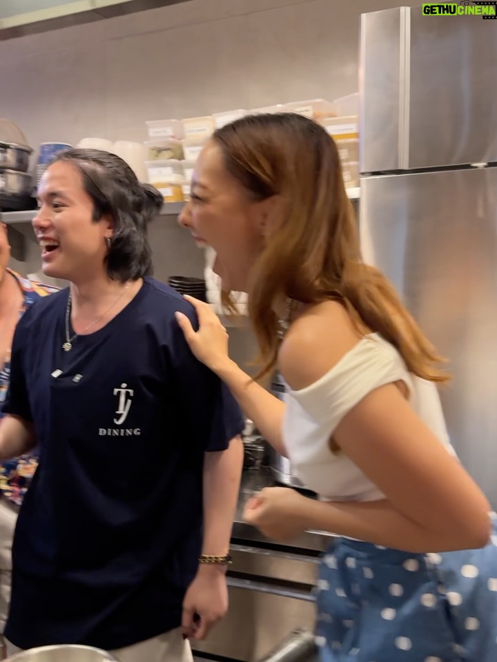 Carissa Springett - 68.7K Likes - เป็นวันที่เรื่องราวเยอะมาก งงมากปล่อยใจมาก

 9:00-01:00  ในหนึ่งวัน 

(สิ่งที่อยู่ในแพลน) 
11:00 เช้าถ่ายรายการสด @workpoint 
13:00 ไปเลี้ยงพี่โซลพี่โมเน่ ใจฟูสุด @may.primaya 

แวะโครงการ @theglassmarketbangna 
(ในหัวคือแวะแปปนึง แต่สรุป😂) 
15:00 ทำเล็บ @barenailspa 
16:00 นวดผ่อนคลายที่ @naturethaimassage.th 
17:00 กินอาหารทะเล @talayjai.bkk @talayjai.dining 

21:00 ปิดท้ายบ้านเจ้เอแคล ประชุมทริปฮ่องกง  @juepakofficial @maxkymaxky