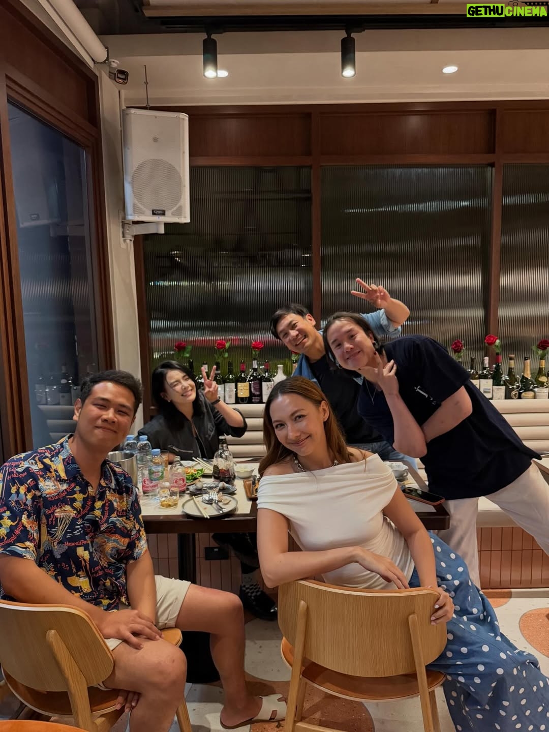 Carissa Springett - 68.7K Likes - เป็นวันที่เรื่องราวเยอะมาก งงมากปล่อยใจมาก

 9:00-01:00  ในหนึ่งวัน 

(สิ่งที่อยู่ในแพลน) 
11:00 เช้าถ่ายรายการสด @workpoint 
13:00 ไปเลี้ยงพี่โซลพี่โมเน่ ใจฟูสุด @may.primaya 

แวะโครงการ @theglassmarketbangna 
(ในหัวคือแวะแปปนึง แต่สรุป😂) 
15:00 ทำเล็บ @barenailspa 
16:00 นวดผ่อนคลายที่ @naturethaimassage.th 
17:00 กินอาหารทะเล @talayjai.bkk @talayjai.dining 

21:00 ปิดท้ายบ้านเจ้เอแคล ประชุมทริปฮ่องกง  @juepakofficial @maxkymaxky