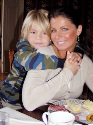 Carola Häggkvist Instagram - …Redan 28 år idag, min älskade, fina talangfulla, roliga och kloka son Amadeus! Tack för ikväll kära Matilda & Amadeus och för en super god risotto-middag som ni lagat till oss hemma hos er i stan. Det blir mest bilder och minnen från när Amadeus var liten nu ikväll, då de går i väntans tider och softar gärna med offentliga publiceringar på nätet. Så toppen att smycket blev en hit och passade dig så bra! 👍🏼💥 Din fru som tipsade om att du önskade dig ett coolt halsband i silver på vår söndags brunch igår. 👏🏼👏🏼 Tack Matilda! Och tack Zoe & Amadeus för att busigheten sitter kvar från forna dar. Glöm aldrig buset, lösenordet och alla lustiga miner… hi hi Nu ligger framtiden och nutiden och väntar i sin linda på dig Amadeus! Allt är möjligt och allt samverkar till det bästa … 🫶🏼♥️♥️🏹💥🍼🍼🙌🏼🧨👑 Jag kommer alltid att älska dig med outsäglig kärlek och för alltid vara tacksam för att jag fick den stora ynnesten att bli Din mamma. Få se dig växa upp till den man du är idag. Så stolt över dig, när jag ser din mjuka hand med Matilda och er kärlek er emellan. Vilken fin familj ni redan är. Det gör mig så lycklig att jag blir alldeles rörd och varm på insidan. Jag andas ut och känner ett lugn. Vackert. Grattis på födelsedagen min kära son! #amadeus28år @_amadeus