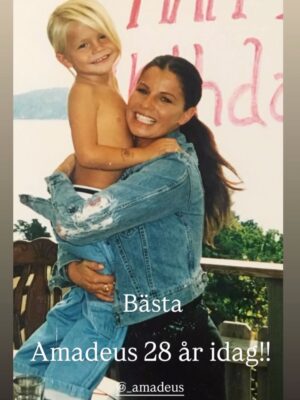 Carola Häggkvist Instagram - …Redan 28 år idag, min älskade, fina talangfulla, roliga och kloka son Amadeus! Tack för ikväll kära Matilda & Amadeus och för en super god risotto-middag som ni lagat till oss hemma hos er i stan. Det blir mest bilder och minnen från när Amadeus var liten nu ikväll, då de går i väntans tider och softar gärna med offentliga publiceringar på nätet. Så toppen att smycket blev en hit och passade dig så bra! 👍🏼💥 Din fru som tipsade om att du önskade dig ett coolt halsband i silver på vår söndags brunch igår. 👏🏼👏🏼 Tack Matilda! Och tack Zoe & Amadeus för att busigheten sitter kvar från forna dar. Glöm aldrig buset, lösenordet och alla lustiga miner… hi hi Nu ligger framtiden och nutiden och väntar i sin linda på dig Amadeus! Allt är möjligt och allt samverkar till det bästa … 🫶🏼♥️♥️🏹💥🍼🍼🙌🏼🧨👑 Jag kommer alltid att älska dig med outsäglig kärlek och för alltid vara tacksam för att jag fick den stora ynnesten att bli Din mamma. Få se dig växa upp till den man du är idag. Så stolt över dig, när jag ser din mjuka hand med Matilda och er kärlek er emellan. Vilken fin familj ni redan är. Det gör mig så lycklig att jag blir alldeles rörd och varm på insidan. Jag andas ut och känner ett lugn. Vackert. Grattis på födelsedagen min kära son! #amadeus28år @_amadeus