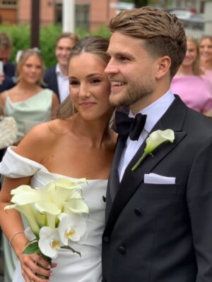 Carola Häggkvist Instagram - …Redan 28 år idag, min älskade, fina talangfulla, roliga och kloka son Amadeus! Tack för ikväll kära Matilda & Amadeus och för en super god risotto-middag som ni lagat till oss hemma hos er i stan. Det blir mest bilder och minnen från när Amadeus var liten nu ikväll, då de går i väntans tider och softar gärna med offentliga publiceringar på nätet. Så toppen att smycket blev en hit och passade dig så bra! 👍🏼💥 Din fru som tipsade om att du önskade dig ett coolt halsband i silver på vår söndags brunch igår. 👏🏼👏🏼 Tack Matilda! Och tack Zoe & Amadeus för att busigheten sitter kvar från forna dar. Glöm aldrig buset, lösenordet och alla lustiga miner… hi hi Nu ligger framtiden och nutiden och väntar i sin linda på dig Amadeus! Allt är möjligt och allt samverkar till det bästa … 🫶🏼♥️♥️🏹💥🍼🍼🙌🏼🧨👑 Jag kommer alltid att älska dig med outsäglig kärlek och för alltid vara tacksam för att jag fick den stora ynnesten att bli Din mamma. Få se dig växa upp till den man du är idag. Så stolt över dig, när jag ser din mjuka hand med Matilda och er kärlek er emellan. Vilken fin familj ni redan är. Det gör mig så lycklig att jag blir alldeles rörd och varm på insidan. Jag andas ut och känner ett lugn. Vackert. Grattis på födelsedagen min kära son! #amadeus28år @_amadeus
