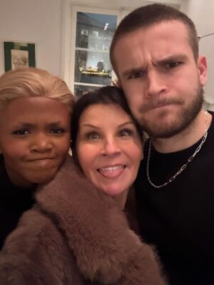 Carola Häggkvist Instagram - …Redan 28 år idag, min älskade, fina talangfulla, roliga och kloka son Amadeus! Tack för ikväll kära Matilda & Amadeus och för en super god risotto-middag som ni lagat till oss hemma hos er i stan. Det blir mest bilder och minnen från när Amadeus var liten nu ikväll, då de går i väntans tider och softar gärna med offentliga publiceringar på nätet. Så toppen att smycket blev en hit och passade dig så bra! 👍🏼💥 Din fru som tipsade om att du önskade dig ett coolt halsband i silver på vår söndags brunch igår. 👏🏼👏🏼 Tack Matilda! Och tack Zoe & Amadeus för att busigheten sitter kvar från forna dar. Glöm aldrig buset, lösenordet och alla lustiga miner… hi hi Nu ligger framtiden och nutiden och väntar i sin linda på dig Amadeus! Allt är möjligt och allt samverkar till det bästa … 🫶🏼♥️♥️🏹💥🍼🍼🙌🏼🧨👑 Jag kommer alltid att älska dig med outsäglig kärlek och för alltid vara tacksam för att jag fick den stora ynnesten att bli Din mamma. Få se dig växa upp till den man du är idag. Så stolt över dig, när jag ser din mjuka hand med Matilda och er kärlek er emellan. Vilken fin familj ni redan är. Det gör mig så lycklig att jag blir alldeles rörd och varm på insidan. Jag andas ut och känner ett lugn. Vackert. Grattis på födelsedagen min kära son! #amadeus28år @_amadeus