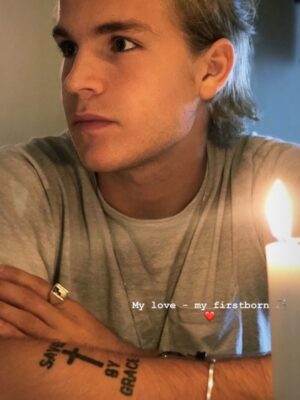 Carola Häggkvist Instagram - …Redan 28 år idag, min älskade, fina talangfulla, roliga och kloka son Amadeus! Tack för ikväll kära Matilda & Amadeus och för en super god risotto-middag som ni lagat till oss hemma hos er i stan. Det blir mest bilder och minnen från när Amadeus var liten nu ikväll, då de går i väntans tider och softar gärna med offentliga publiceringar på nätet. Så toppen att smycket blev en hit och passade dig så bra! 👍🏼💥 Din fru som tipsade om att du önskade dig ett coolt halsband i silver på vår söndags brunch igår. 👏🏼👏🏼 Tack Matilda! Och tack Zoe & Amadeus för att busigheten sitter kvar från forna dar. Glöm aldrig buset, lösenordet och alla lustiga miner… hi hi Nu ligger framtiden och nutiden och väntar i sin linda på dig Amadeus! Allt är möjligt och allt samverkar till det bästa … 🫶🏼♥️♥️🏹💥🍼🍼🙌🏼🧨👑 Jag kommer alltid att älska dig med outsäglig kärlek och för alltid vara tacksam för att jag fick den stora ynnesten att bli Din mamma. Få se dig växa upp till den man du är idag. Så stolt över dig, när jag ser din mjuka hand med Matilda och er kärlek er emellan. Vilken fin familj ni redan är. Det gör mig så lycklig att jag blir alldeles rörd och varm på insidan. Jag andas ut och känner ett lugn. Vackert. Grattis på födelsedagen min kära son! #amadeus28år @_amadeus