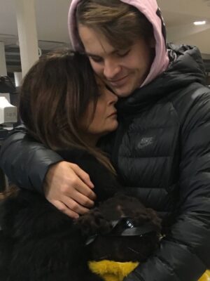 Carola Häggkvist Instagram - …Redan 28 år idag, min älskade, fina talangfulla, roliga och kloka son Amadeus! Tack för ikväll kära Matilda & Amadeus och för en super god risotto-middag som ni lagat till oss hemma hos er i stan. Det blir mest bilder och minnen från när Amadeus var liten nu ikväll, då de går i väntans tider och softar gärna med offentliga publiceringar på nätet. Så toppen att smycket blev en hit och passade dig så bra! 👍🏼💥 Din fru som tipsade om att du önskade dig ett coolt halsband i silver på vår söndags brunch igår. 👏🏼👏🏼 Tack Matilda! Och tack Zoe & Amadeus för att busigheten sitter kvar från forna dar. Glöm aldrig buset, lösenordet och alla lustiga miner… hi hi Nu ligger framtiden och nutiden och väntar i sin linda på dig Amadeus! Allt är möjligt och allt samverkar till det bästa … 🫶🏼♥️♥️🏹💥🍼🍼🙌🏼🧨👑 Jag kommer alltid att älska dig med outsäglig kärlek och för alltid vara tacksam för att jag fick den stora ynnesten att bli Din mamma. Få se dig växa upp till den man du är idag. Så stolt över dig, när jag ser din mjuka hand med Matilda och er kärlek er emellan. Vilken fin familj ni redan är. Det gör mig så lycklig att jag blir alldeles rörd och varm på insidan. Jag andas ut och känner ett lugn. Vackert. Grattis på födelsedagen min kära son! #amadeus28år @_amadeus