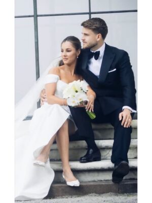 Carola Häggkvist Instagram - …Redan 28 år idag, min älskade, fina talangfulla, roliga och kloka son Amadeus! Tack för ikväll kära Matilda & Amadeus och för en super god risotto-middag som ni lagat till oss hemma hos er i stan. Det blir mest bilder och minnen från när Amadeus var liten nu ikväll, då de går i väntans tider och softar gärna med offentliga publiceringar på nätet. Så toppen att smycket blev en hit och passade dig så bra! 👍🏼💥 Din fru som tipsade om att du önskade dig ett coolt halsband i silver på vår söndags brunch igår. 👏🏼👏🏼 Tack Matilda! Och tack Zoe & Amadeus för att busigheten sitter kvar från forna dar. Glöm aldrig buset, lösenordet och alla lustiga miner… hi hi Nu ligger framtiden och nutiden och väntar i sin linda på dig Amadeus! Allt är möjligt och allt samverkar till det bästa … 🫶🏼♥️♥️🏹💥🍼🍼🙌🏼🧨👑 Jag kommer alltid att älska dig med outsäglig kärlek och för alltid vara tacksam för att jag fick den stora ynnesten att bli Din mamma. Få se dig växa upp till den man du är idag. Så stolt över dig, när jag ser din mjuka hand med Matilda och er kärlek er emellan. Vilken fin familj ni redan är. Det gör mig så lycklig att jag blir alldeles rörd och varm på insidan. Jag andas ut och känner ett lugn. Vackert. Grattis på födelsedagen min kära son! #amadeus28år @_amadeus