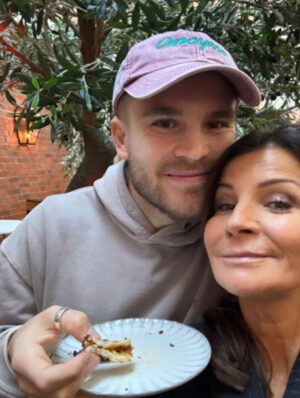 Carola Häggkvist Instagram - …Redan 28 år idag, min älskade, fina talangfulla, roliga och kloka son Amadeus! Tack för ikväll kära Matilda & Amadeus och för en super god risotto-middag som ni lagat till oss hemma hos er i stan. Det blir mest bilder och minnen från när Amadeus var liten nu ikväll, då de går i väntans tider och softar gärna med offentliga publiceringar på nätet. Så toppen att smycket blev en hit och passade dig så bra! 👍🏼💥 Din fru som tipsade om att du önskade dig ett coolt halsband i silver på vår söndags brunch igår. 👏🏼👏🏼 Tack Matilda! Och tack Zoe & Amadeus för att busigheten sitter kvar från forna dar. Glöm aldrig buset, lösenordet och alla lustiga miner… hi hi Nu ligger framtiden och nutiden och väntar i sin linda på dig Amadeus! Allt är möjligt och allt samverkar till det bästa … 🫶🏼♥️♥️🏹💥🍼🍼🙌🏼🧨👑 Jag kommer alltid att älska dig med outsäglig kärlek och för alltid vara tacksam för att jag fick den stora ynnesten att bli Din mamma. Få se dig växa upp till den man du är idag. Så stolt över dig, när jag ser din mjuka hand med Matilda och er kärlek er emellan. Vilken fin familj ni redan är. Det gör mig så lycklig att jag blir alldeles rörd och varm på insidan. Jag andas ut och känner ett lugn. Vackert. Grattis på födelsedagen min kära son! #amadeus28år @_amadeus