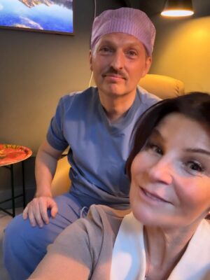 Carola Häggkvist Instagram - ’Det kunde inte gått bättre’ var Dr Johans första ord. -’Jag har ingenting jag skulle kunna önskat mer för operationen idag’ sa han. ♥️♥️🙌🏼 Å, vilka glädjande styrkande ord! Nu blir det å skriva sig fram, i lagom dos. Och vila, ( sova på Hans arm. ) Jag har blivit nedsövd idag under operationen, kände mig trygg & förtröstansfull innan då jag tittade in i dr Johans ögon, lite ont i huvudet nu, hals och käkparti.. men annars mår jag bra och får jag äta och dricka som vanligt. Nu vill jag dock mest dricka varmt då jag & väninnorna - Bente & Viveca kom hem till ett kallt trähus där elen  lagt ned. Just idag!! Ha ha typiskt. Antingen så e det det ena eller det andra.. men allt brukar lösa sig. Man får ha lite is i magen och tro på att allt blir till det bästa ändå. ( Min  granne i vita huset lite  längre bort lägger om sina rör och grävskopan hade lyckats kapa rören endast till mitt hus … ) Så på med mössan o moonbootsen igen.. och så ett besök hos mina närmaste grannar C&B som tar hand om mig just nu. TACK till alla som tog hand om mig så fint idag, hela gänget som var inne på operation : Max, Martin, Sara & dr Johan på Sophiahemmet och foniatriska avdelningen. 👏🏼👏🏼🙏🏼 Och tack till alla och då menar jag verkligen ALLA som så omsorgsfullt hört av sig till mig, hållit alla tummar och knäppt ihop båda händerna för mig och skrivet här. Tusen tack kära vänner! Love you. Puss 💋 och kram Glad C. #johanberséus #plainvanillaswe @plainvanillaswe @sophiahemmet @johanberseus