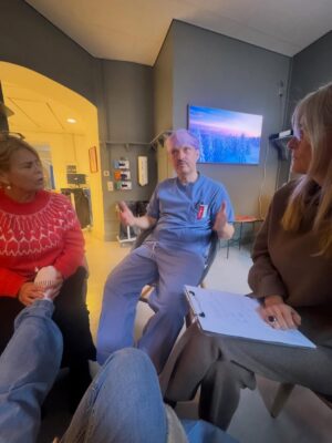 Carola Häggkvist Instagram - ’Det kunde inte gått bättre’ var Dr Johans första ord. -’Jag har ingenting jag skulle kunna önskat mer för operationen idag’ sa han. ♥️♥️🙌🏼 Å, vilka glädjande styrkande ord! Nu blir det å skriva sig fram, i lagom dos. Och vila, ( sova på Hans arm. ) Jag har blivit nedsövd idag under operationen, kände mig trygg & förtröstansfull innan då jag tittade in i dr Johans ögon, lite ont i huvudet nu, hals och käkparti.. men annars mår jag bra och får jag äta och dricka som vanligt. Nu vill jag dock mest dricka varmt då jag & väninnorna - Bente & Viveca kom hem till ett kallt trähus där elen  lagt ned. Just idag!! Ha ha typiskt. Antingen så e det det ena eller det andra.. men allt brukar lösa sig. Man får ha lite is i magen och tro på att allt blir till det bästa ändå. ( Min  granne i vita huset lite  längre bort lägger om sina rör och grävskopan hade lyckats kapa rören endast till mitt hus … ) Så på med mössan o moonbootsen igen.. och så ett besök hos mina närmaste grannar C&B som tar hand om mig just nu. TACK till alla som tog hand om mig så fint idag, hela gänget som var inne på operation : Max, Martin, Sara & dr Johan på Sophiahemmet och foniatriska avdelningen. 👏🏼👏🏼🙏🏼 Och tack till alla och då menar jag verkligen ALLA som så omsorgsfullt hört av sig till mig, hållit alla tummar och knäppt ihop båda händerna för mig och skrivet här. Tusen tack kära vänner! Love you. Puss 💋 och kram Glad C. #johanberséus #plainvanillaswe @plainvanillaswe @sophiahemmet @johanberseus