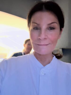 Carola Häggkvist Instagram - ’Det kunde inte gått bättre’ var Dr Johans första ord. -’Jag har ingenting jag skulle kunna önskat mer för operationen idag’ sa han. ♥️♥️🙌🏼 Å, vilka glädjande styrkande ord! Nu blir det å skriva sig fram, i lagom dos. Och vila, ( sova på Hans arm. ) Jag har blivit nedsövd idag under operationen, kände mig trygg & förtröstansfull innan då jag tittade in i dr Johans ögon, lite ont i huvudet nu, hals och käkparti.. men annars mår jag bra och får jag äta och dricka som vanligt. Nu vill jag dock mest dricka varmt då jag & väninnorna - Bente & Viveca kom hem till ett kallt trähus där elen  lagt ned. Just idag!! Ha ha typiskt. Antingen så e det det ena eller det andra.. men allt brukar lösa sig. Man får ha lite is i magen och tro på att allt blir till det bästa ändå. ( Min  granne i vita huset lite  längre bort lägger om sina rör och grävskopan hade lyckats kapa rören endast till mitt hus … ) Så på med mössan o moonbootsen igen.. och så ett besök hos mina närmaste grannar C&B som tar hand om mig just nu. TACK till alla som tog hand om mig så fint idag, hela gänget som var inne på operation : Max, Martin, Sara & dr Johan på Sophiahemmet och foniatriska avdelningen. 👏🏼👏🏼🙏🏼 Och tack till alla och då menar jag verkligen ALLA som så omsorgsfullt hört av sig till mig, hållit alla tummar och knäppt ihop båda händerna för mig och skrivet här. Tusen tack kära vänner! Love you. Puss 💋 och kram Glad C. #johanberséus #plainvanillaswe @plainvanillaswe @sophiahemmet @johanberseus