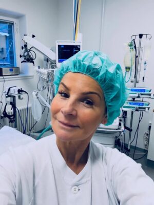 Carola Häggkvist Instagram - ’Det kunde inte gått bättre’ var Dr Johans första ord. -’Jag har ingenting jag skulle kunna önskat mer för operationen idag’ sa han. ♥️♥️🙌🏼 Å, vilka glädjande styrkande ord! Nu blir det å skriva sig fram, i lagom dos. Och vila, ( sova på Hans arm. ) Jag har blivit nedsövd idag under operationen, kände mig trygg & förtröstansfull innan då jag tittade in i dr Johans ögon, lite ont i huvudet nu, hals och käkparti.. men annars mår jag bra och får jag äta och dricka som vanligt. Nu vill jag dock mest dricka varmt då jag & väninnorna - Bente & Viveca kom hem till ett kallt trähus där elen  lagt ned. Just idag!! Ha ha typiskt. Antingen så e det det ena eller det andra.. men allt brukar lösa sig. Man får ha lite is i magen och tro på att allt blir till det bästa ändå. ( Min  granne i vita huset lite  längre bort lägger om sina rör och grävskopan hade lyckats kapa rören endast till mitt hus … ) Så på med mössan o moonbootsen igen.. och så ett besök hos mina närmaste grannar C&B som tar hand om mig just nu. TACK till alla som tog hand om mig så fint idag, hela gänget som var inne på operation : Max, Martin, Sara & dr Johan på Sophiahemmet och foniatriska avdelningen. 👏🏼👏🏼🙏🏼 Och tack till alla och då menar jag verkligen ALLA som så omsorgsfullt hört av sig till mig, hållit alla tummar och knäppt ihop båda händerna för mig och skrivet här. Tusen tack kära vänner! Love you. Puss 💋 och kram Glad C. #johanberséus #plainvanillaswe @plainvanillaswe @sophiahemmet @johanberseus