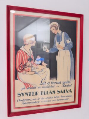 Carola Häggkvist Instagram - ’Det kunde inte gått bättre’ var Dr Johans första ord. -’Jag har ingenting jag skulle kunna önskat mer för operationen idag’ sa han. ♥️♥️🙌🏼 Å, vilka glädjande styrkande ord! Nu blir det å skriva sig fram, i lagom dos. Och vila, ( sova på Hans arm. ) Jag har blivit nedsövd idag under operationen, kände mig trygg & förtröstansfull innan då jag tittade in i dr Johans ögon, lite ont i huvudet nu, hals och käkparti.. men annars mår jag bra och får jag äta och dricka som vanligt. Nu vill jag dock mest dricka varmt då jag & väninnorna - Bente & Viveca kom hem till ett kallt trähus där elen  lagt ned. Just idag!! Ha ha typiskt. Antingen så e det det ena eller det andra.. men allt brukar lösa sig. Man får ha lite is i magen och tro på att allt blir till det bästa ändå. ( Min  granne i vita huset lite  längre bort lägger om sina rör och grävskopan hade lyckats kapa rören endast till mitt hus … ) Så på med mössan o moonbootsen igen.. och så ett besök hos mina närmaste grannar C&B som tar hand om mig just nu. TACK till alla som tog hand om mig så fint idag, hela gänget som var inne på operation : Max, Martin, Sara & dr Johan på Sophiahemmet och foniatriska avdelningen. 👏🏼👏🏼🙏🏼 Och tack till alla och då menar jag verkligen ALLA som så omsorgsfullt hört av sig till mig, hållit alla tummar och knäppt ihop båda händerna för mig och skrivet här. Tusen tack kära vänner! Love you. Puss 💋 och kram Glad C. #johanberséus #plainvanillaswe @plainvanillaswe @sophiahemmet @johanberseus