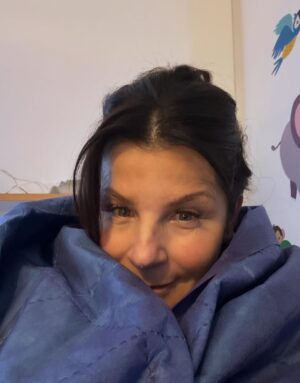 Carola Häggkvist Instagram - ’Det kunde inte gått bättre’ var Dr Johans första ord. -’Jag har ingenting jag skulle kunna önskat mer för operationen idag’ sa han. ♥️♥️🙌🏼 Å, vilka glädjande styrkande ord! Nu blir det å skriva sig fram, i lagom dos. Och vila, ( sova på Hans arm. ) Jag har blivit nedsövd idag under operationen, kände mig trygg & förtröstansfull innan då jag tittade in i dr Johans ögon, lite ont i huvudet nu, hals och käkparti.. men annars mår jag bra och får jag äta och dricka som vanligt. Nu vill jag dock mest dricka varmt då jag & väninnorna - Bente & Viveca kom hem till ett kallt trähus där elen  lagt ned. Just idag!! Ha ha typiskt. Antingen så e det det ena eller det andra.. men allt brukar lösa sig. Man får ha lite is i magen och tro på att allt blir till det bästa ändå. ( Min  granne i vita huset lite  längre bort lägger om sina rör och grävskopan hade lyckats kapa rören endast till mitt hus … ) Så på med mössan o moonbootsen igen.. och så ett besök hos mina närmaste grannar C&B som tar hand om mig just nu. TACK till alla som tog hand om mig så fint idag, hela gänget som var inne på operation : Max, Martin, Sara & dr Johan på Sophiahemmet och foniatriska avdelningen. 👏🏼👏🏼🙏🏼 Och tack till alla och då menar jag verkligen ALLA som så omsorgsfullt hört av sig till mig, hållit alla tummar och knäppt ihop båda händerna för mig och skrivet här. Tusen tack kära vänner! Love you. Puss 💋 och kram Glad C. #johanberséus #plainvanillaswe @plainvanillaswe @sophiahemmet @johanberseus