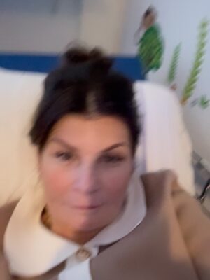 Carola Häggkvist Instagram - ’Det kunde inte gått bättre’ var Dr Johans första ord. -’Jag har ingenting jag skulle kunna önskat mer för operationen idag’ sa han. ♥️♥️🙌🏼 Å, vilka glädjande styrkande ord! Nu blir det å skriva sig fram, i lagom dos. Och vila, ( sova på Hans arm. ) Jag har blivit nedsövd idag under operationen, kände mig trygg & förtröstansfull innan då jag tittade in i dr Johans ögon, lite ont i huvudet nu, hals och käkparti.. men annars mår jag bra och får jag äta och dricka som vanligt. Nu vill jag dock mest dricka varmt då jag & väninnorna - Bente & Viveca kom hem till ett kallt trähus där elen lagt ned. Just idag!! Ha ha typiskt. Antingen så e det det ena eller det andra.. men allt brukar lösa sig. Man får ha lite is i magen och tro på att allt blir till det bästa ändå. ( Min granne i vita huset lite längre bort lägger om sina rör och grävskopan hade lyckats kapa rören endast till mitt hus … ) Så på med mössan o moonbootsen igen.. och så ett besök hos mina närmaste grannar C&B som tar hand om mig just nu. TACK till alla som tog hand om mig så fint idag, hela gänget som var inne på operation : Max, Martin, Sara & dr Johan på Sophiahemmet och foniatriska avdelningen. 👏🏼👏🏼🙏🏼 Och tack till alla och då menar jag verkligen ALLA som så omsorgsfullt hört av sig till mig, hållit alla tummar och knäppt ihop båda händerna för mig och skrivet här. Tusen tack kära vänner! Love you. Puss 💋 och kram Glad C. #johanberséus #plainvanillaswe @plainvanillaswe @sophiahemmet @johanberseus