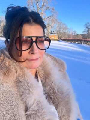 Carola Häggkvist Instagram - ’Det kunde inte gått bättre’ var Dr Johans första ord. -’Jag har ingenting jag skulle kunna önskat mer för operationen idag’ sa han. ♥️♥️🙌🏼 Å, vilka glädjande styrkande ord! Nu blir det å skriva sig fram, i lagom dos. Och vila, ( sova på Hans arm. ) Jag har blivit nedsövd idag under operationen, kände mig trygg & förtröstansfull innan då jag tittade in i dr Johans ögon, lite ont i huvudet nu, hals och käkparti.. men annars mår jag bra och får jag äta och dricka som vanligt. Nu vill jag dock mest dricka varmt då jag & väninnorna - Bente & Viveca kom hem till ett kallt trähus där elen  lagt ned. Just idag!! Ha ha typiskt. Antingen så e det det ena eller det andra.. men allt brukar lösa sig. Man får ha lite is i magen och tro på att allt blir till det bästa ändå. ( Min  granne i vita huset lite  längre bort lägger om sina rör och grävskopan hade lyckats kapa rören endast till mitt hus … ) Så på med mössan o moonbootsen igen.. och så ett besök hos mina närmaste grannar C&B som tar hand om mig just nu. TACK till alla som tog hand om mig så fint idag, hela gänget som var inne på operation : Max, Martin, Sara & dr Johan på Sophiahemmet och foniatriska avdelningen. 👏🏼👏🏼🙏🏼 Och tack till alla och då menar jag verkligen ALLA som så omsorgsfullt hört av sig till mig, hållit alla tummar och knäppt ihop båda händerna för mig och skrivet här. Tusen tack kära vänner! Love you. Puss 💋 och kram Glad C. #johanberséus #plainvanillaswe @plainvanillaswe @sophiahemmet @johanberseus