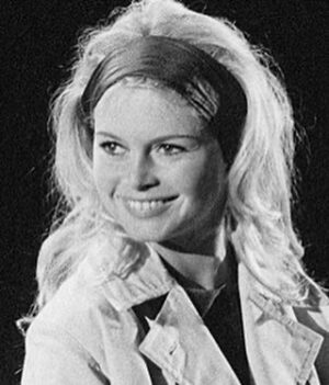 Carole Richert Instagram - Je l’adorais! absolument! depuis toujours! elle était du signe de la balance, je suis née le même jour que BB et j’en étais si fière! jeune actrice, elle était ma référence avec Gena Rowland et Romy Schneider ..je l’ai croisé un jour au marché de Saint-Tropez! #brigittebardot #eternelle #icones