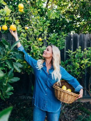 Cat Cora Instagram - 🍋 It’s no secret that lemons are one of my favorite ingredients. As a Greek American, they’re part of my soul. They aren’t just popular in Greece, they’re foundational. Simple, bold, fresh, and alive.

Lemons are inexpensive but powerful. A squeeze of brightness, a touch of acid, a little lift that brings any dish to life. From savory to sweet, they’re the finishing touch that wakes everything up.

Now I’m curious, what ingredient do you always reach for? The one that feels like home? Tell me why!